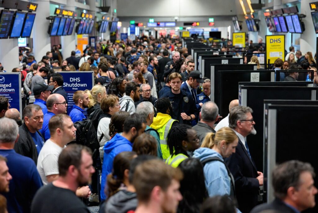 Caos nos aeroportos dos EUA com TSA: paralisação do DHS causa funcionários sem salário