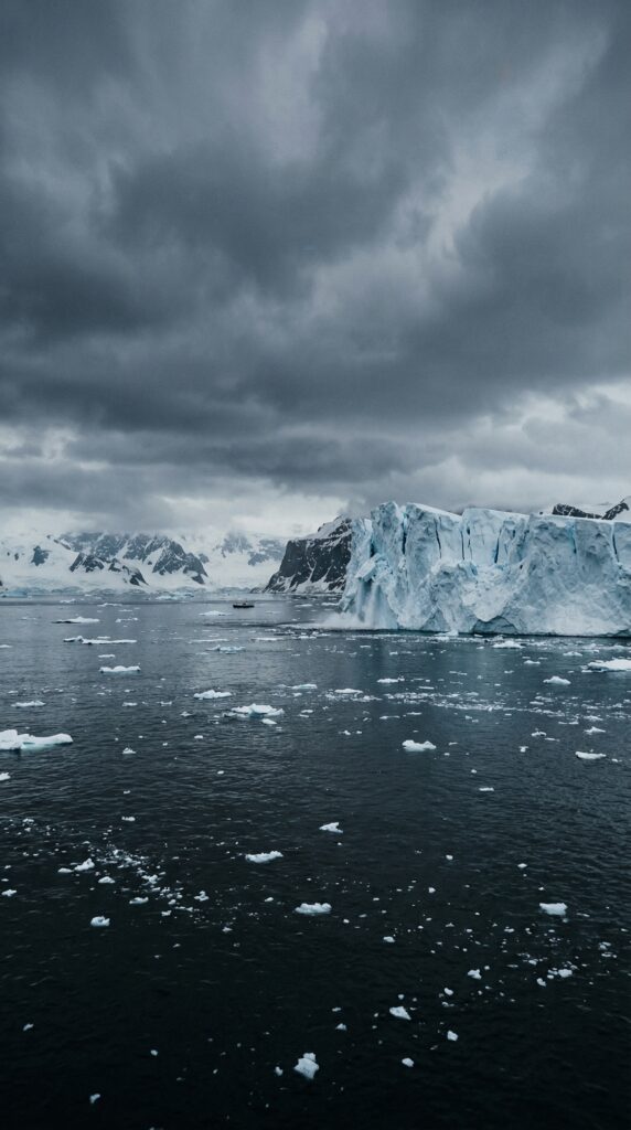 8- iceberg se rompendo oceano vazio